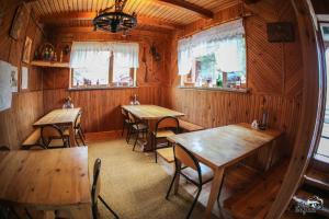 Reštaurácia alebo iné gastronomické zariadenie v ubytovaní Zajazd u Lecha Pokoje Sucha Rzeczka 3b Kuchnia Regionalna i Lytewska