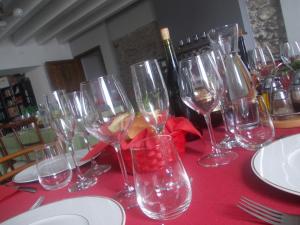 einen Tisch mit Weingläsern auf einem roten Tischtuch in der Unterkunft Ca' Do Diao in Onzo