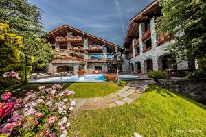 Bazén v ubytování Relais Mont Blanc Hotel & Spa nebo v jeho okolí