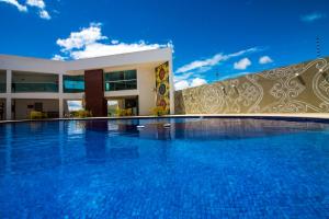 uma piscina em frente a um edifício em Reserve Hotel em Surubim