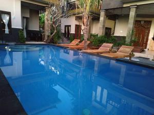 einen Pool mit Liegestühlen vor einem Haus in der Unterkunft Villa di Amed in Amed + 30 Fotos