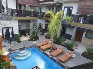einen leeren Innenhof mit Pool und Liegestühlen in der Unterkunft Villa di Amed in Amed