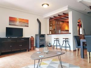 sala de estar con mesa y chimenea en Calle Carlos Primero, Roda, en Roda