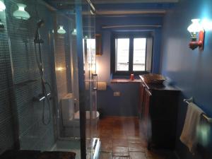 Koupelna v ubytování CASA-ABADÍA DE BANAGUÁS + 37 fotografií