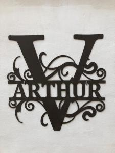 un signe karma en lettre noire sur un mur dans l'établissement Villa Arthur, à Deauville