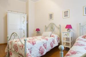 - une chambre avec un lit et une commode dans l'établissement Casa Vacanza Fontana Del Delfino, à Bergame