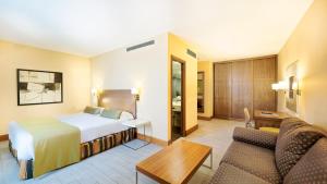 A bed or beds in a room at Bull Astoria