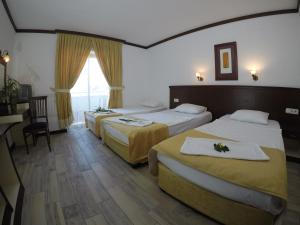 Cette chambre comprend 2 lits et une fenêtre. dans l'établissement Nar Hotel, à Kemer