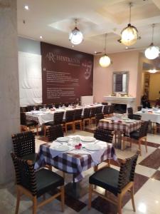 Un restaurante o sitio para comer en Hotel Kypreos