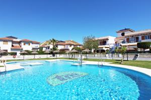 a large swimming pool in front of some apartments at Veramar 6 in Vera
