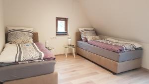 2 Betten nebeneinander in einem Zimmer in der Unterkunft Haus Weinbergblick in Haigerloch