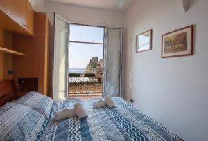 a bedroom with a bed with a view of the ocean at Orizzonte sul mare in Monterosso al Mare
