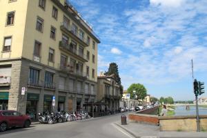 una calle con motocicletas estacionadas frente a un edificio en Renovated Central Suites, en Florencia