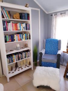 a room with a book shelf filled with books at Schwedenhaus Lillkvist in Uddeholm