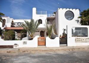 una casa blanca con una puerta delante de ella en Apartamento Playa de la Concha, en Cotillo