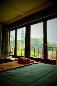 Schlafzimmer mit einem Bett und einem Fenster mit Aussicht in der Unterkunft B&B Compagnons11 in Mons