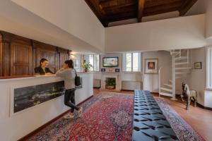 Televízia a/alebo spoločenská miestnosť v ubytovaní Villa I Barronci Resort & Spa