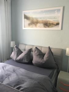 Un dormitorio con una cama con almohadas. en Haus Springpfuhl EG en Berlín
