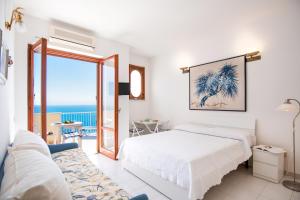 1 dormitorio con cama y vistas al océano en Edera, en Amalfi