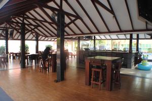 een persoon aan een tafel in een restaurant bij Joah Inn Appartementen in Paramaribo