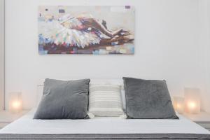 1 dormitorio con 1 cama con una pintura en la pared en Luxury Apartment at the Beach, en Dubrovnik