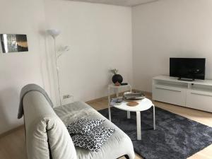 ein Wohnzimmer mit einem Sofa und einem Tisch in der Unterkunft Ferienwohnung am Weinberg in Randersacker