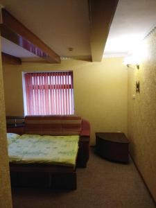 - une chambre avec un lit et une fenêtre dans l'établissement Khorol-1 Motel, à Khorol