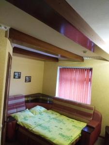 - un petit lit dans une chambre avec fenêtre dans l'établissement Khorol-1 Motel, à Khorol