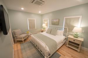 Un pat sau paturi într-o cameră la The Outlook Inn