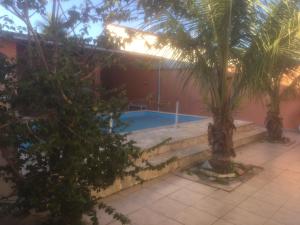 una casa con piscina e palma di Casa com Piscina a Itanhaém
