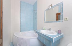 Un baño con lavabo, inodoro y espejo. en Mango Rooms, en Brasov 18 fotos más