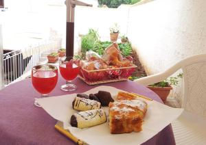 una mesa con un plato de comida y una cesta de bollería en Ibiscus B&B, en Castro di Lecce
