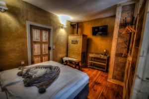 Schlafzimmer mit einem Bett und Holzboden in der Unterkunft Schmidtalien Schlemmen und Schlummern in Dommitzsch