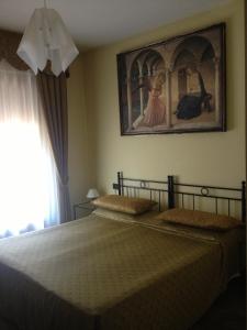 a bedroom with a bed and a painting on the wall at Guesthouse Alloggi Agli Artisti in Venice