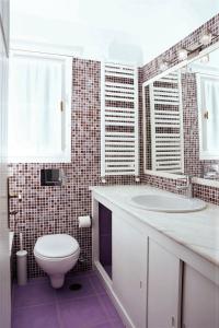 a bathroom with a toilet and a tub and a sink at Villaloz in Naousa
