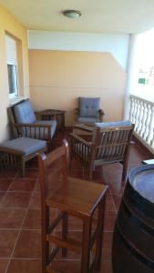 モンコファにあるPreciosas vistas al marの椅子とテーブル、樽付きの部屋