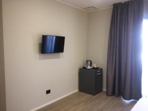 TV a/nebo společenská místnost v ubytování ROMA ROOMS