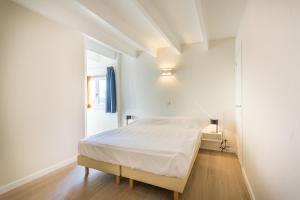 - une chambre blanche avec un lit dans l'établissement Holiday Home Jonckershof, à Middelkerke