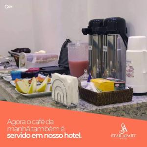 eine Theke mit Mixer und etwas Essen in der Unterkunft Star Apart Hotel in Teófilo Otoni