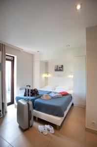ミッデルケルケにあるHoliday Home Jonckershofのベッドルーム1室(ベッド1台、スーツケース付)
