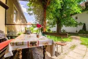 una mesa y un banco en un patio en Mango Rooms, en Brasov