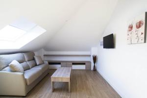 A television and/or entertainment centre at Hostel Albergue O Mesón - Habitación superior Luxury