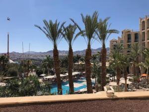 - Vistas a un complejo con palmeras y piscina en level of 5 star on the beach en Eilat