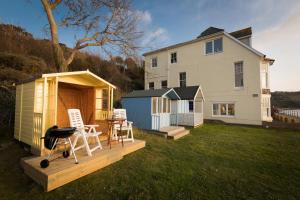 a backyard with a shed and a table and chairs at Pier View Apartment in Totland