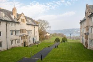 uma vista do pátio de um edifício em The Management Centre em Bangor