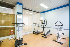 Fitness centrum a/nebo fitness zařízení v ubytování NEW TURQUESA Centro Sta Cruz, wifi&gym