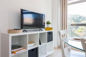 TV a/nebo společenská místnost v ubytování NEW TURQUESA Centro Sta Cruz, wifi&gym