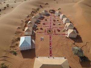 een luchtzicht op een resort in de woestijn bij Azawad Luxury Desert Camp in Merzouga