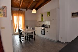 een keuken en eetkamer met een tafel en stoelen bij Casa Vacanze la Collinetta Lavanda in Noto
