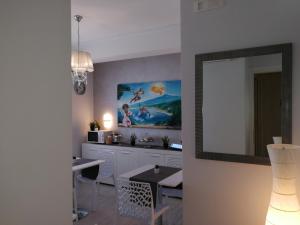 a dining room with a mirror and a table at B&B Il Mare degli Dei in Letojanni
